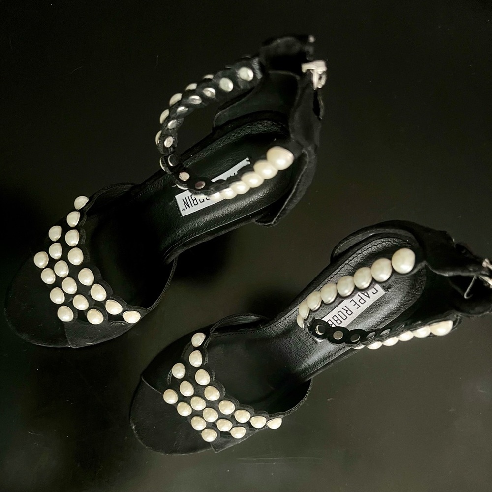 Cute black with pearl detail, fabric upper, peep toe zip back pumps.